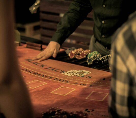 홀덤펍 불법도박 신고 시 최대 5000만 원 포상금 지급 man in green dress shirt sitting on chair