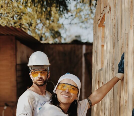 키즈카페 등 2만 7300여곳 집중 안전점검…위험요소 즉시 조치 woman in white shirt wearing white helmet
