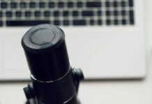 ‘자녀 사칭’ 메신저 피싱 빈번…정부, 보이스피싱 예방 홍보 ‘총력’ black and silver microphone on white table