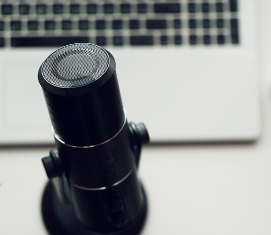 ‘자녀 사칭’ 메신저 피싱 빈번…정부, 보이스피싱 예방 홍보 ‘총력’ black and silver microphone on white table