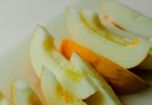 매월 둘째 주 금토일 ‘전통시장 가는 날’…제철 농산물 할인 판매 sliced apple on white ceramic plate