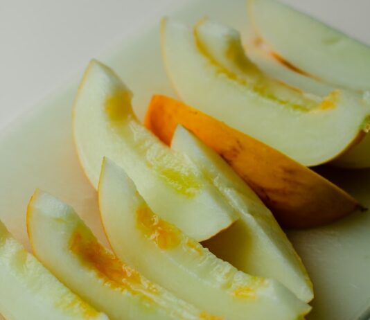 매월 둘째 주 금토일 ‘전통시장 가는 날’…제철 농산물 할인 판매 sliced apple on white ceramic plate