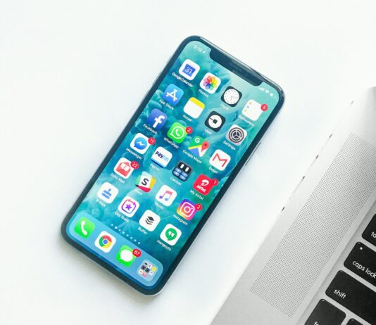 알뜰폰 보안, 금융권 수준으로 강화…비대면 부정가입 방지 white smartphone near laptop