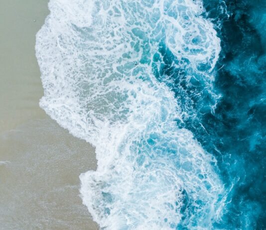 여름철 여행 시 건강 관리법 body of water on beach shore