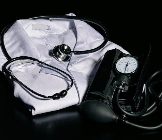 집단 진료거부 참여 14.8% 수준…현장 지킨 의료진에 감사 black and silver stethoscope on white textile