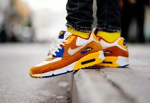 여름철 운동 시 알맞은 신발 선택법 close-up photography of person wears brown-and-white Nike Air Max