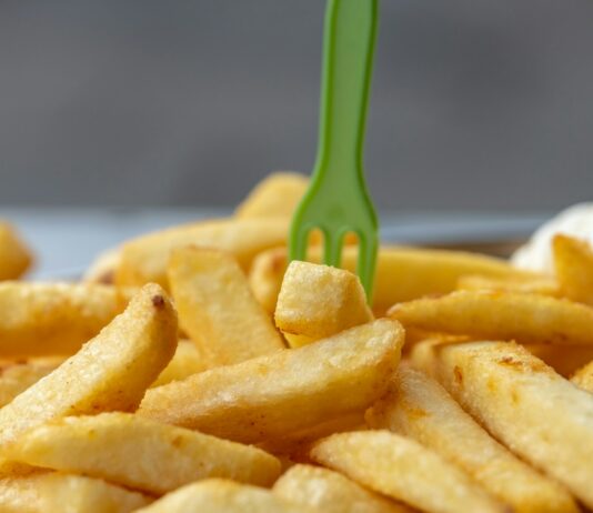 여름철 운동 중 피할 음식과 대체 식품 potato fries