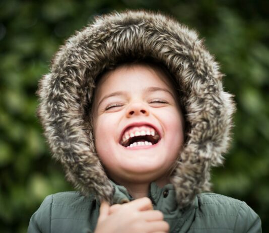 정신 건강과 사회적 지지의 중요성 selective focus photography of child laughing