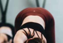 필라테스로 바른 자세 찾기, 허리 통증 예방을 위한 팁 woman in red tank top lying on floor