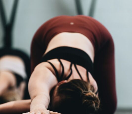 필라테스로 바른 자세 찾기, 허리 통증 예방을 위한 팁 woman in red tank top lying on floor