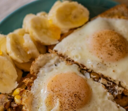 단백질 섭취가 운동 성과에 미치는 영향 white and brown pastry on blue ceramic plate