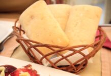 다이어트 성공 비법: 꾸준함이 만들어낸 변화 a plate of food