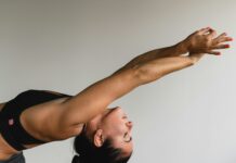 꾸준한 요가가 신체 면역력에 미치는 긍정적 영향 woman stretching arms