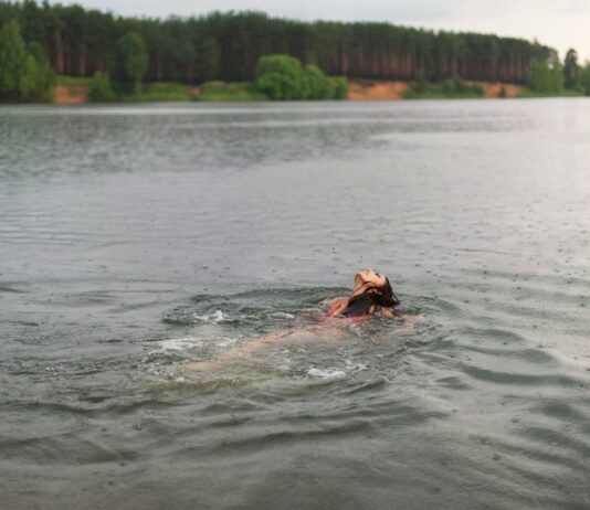 겨울철 스트레스 해소에 좋은 운동 TOP 5 person in water during daytime
