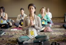 겨울철 요가로 근육과 마음의 평온 유지하기 group of people doing yoga