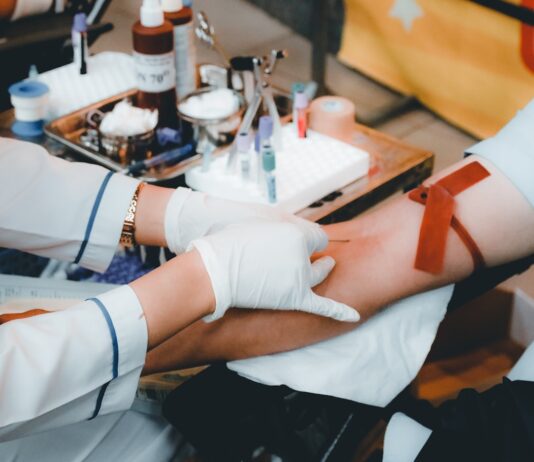 지방간 예방을 위한 생활 습관 개선 person in white long sleeve shirt sitting on chair