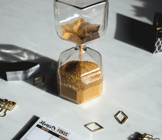 바쁜 일정을 관리하는 시간 관리의 기술 white calendar