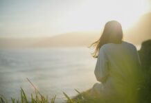 건강한 직장인을 위한 건강한 생 woman wearing gray long-sleeved shirt facing the sea
