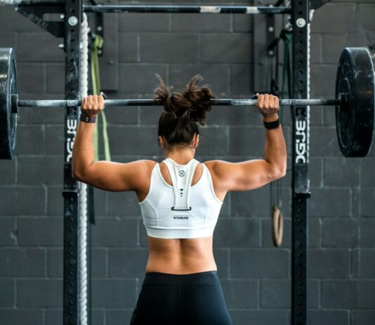전문가들이 추천하는 허리 근력 강화를 위한 운동 방법 woman doing weight lifting