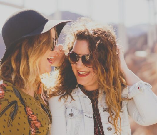 사회적 연결과 정신 건강 two women smiling while wearing sunglasses