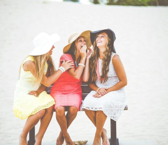 심리적 웰빙 증진으로 스트레스 관리하기 three women sitting on brown wooden bench