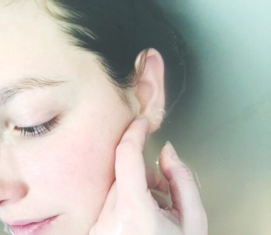 “피부가 얇아지고 예민해졌어요”…원인은 나이도, 날씨도 아닌 ‘장벽 붕괴’ woman soaked in water