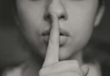 “갑자기 입냄새가 심해졌어요”…초여름 ‘침샘 기능’이 저하됐을 때 grayscale photo of woman doing silent hand sign