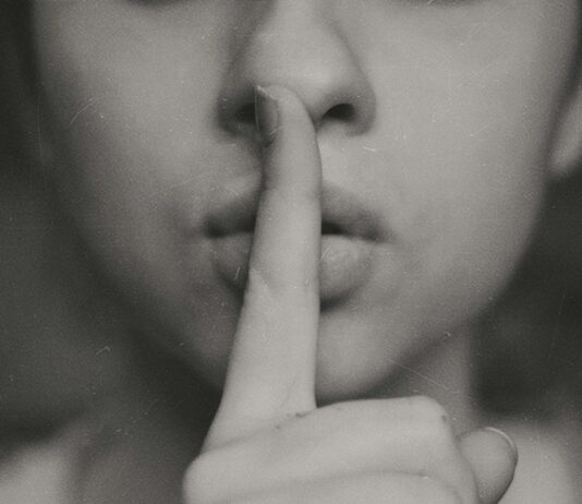“갑자기 입냄새가 심해졌어요”…초여름 ‘침샘 기능’이 저하됐을 때 grayscale photo of woman doing silent hand sign