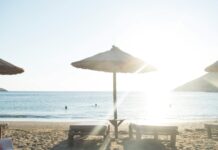 “출근길 햇빛만 쐬도 얼굴이 따갑다”…자외선 과민 피부, 어떻게 관리할까? white patio umbrella near body of water