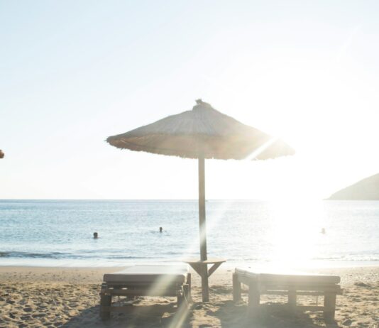“출근길 햇빛만 쐬도 얼굴이 따갑다”…자외선 과민 피부, 어떻게 관리할까? white patio umbrella near body of water