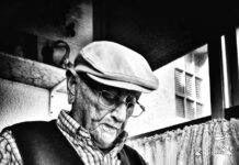 뇌 건강을 지켜 치매를 예방하자… 일상에서 실천하는 5가지 뇌 보호 습관 man holding Rubik's cube