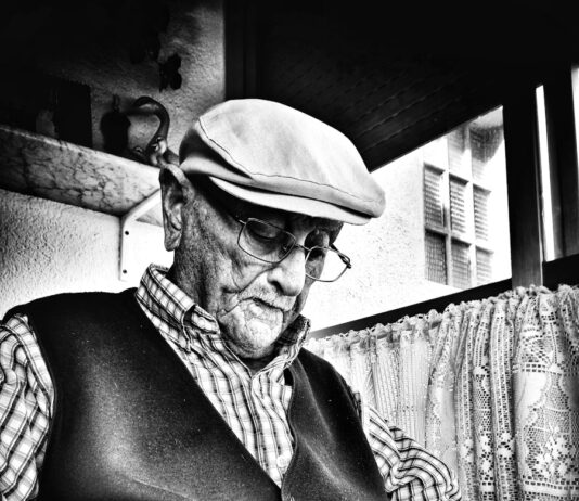 뇌 건강을 지켜 치매를 예방하자… 일상에서 실천하는 5가지 뇌 보호 습관 man holding Rubik's cube