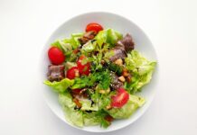 당뇨 전단계, 올바른 식습관으로 건강한 미래 지키기 vegetable salad on white ceramic plate