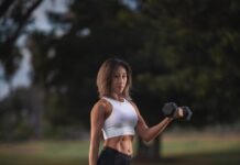 여름철 건강 관리, 작은 습관이 건강을 지킨다 woman in white sports bra and black shorts holding black dumbbell