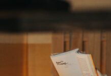 뇌 건강을 지키는 생활 습관, 기억력과 삶의 질을 높인다 woman in black tank top reading book