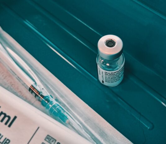 화이자, 코로나19 백신 안전성·유효성 재확인… “신뢰가 곧 공중보건” white and black labeled bottle