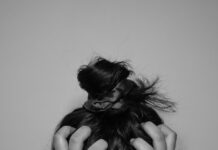 스트레스, 제대로 관리하면 건강한 삶의 시작입니다 a woman covering her face with her hands