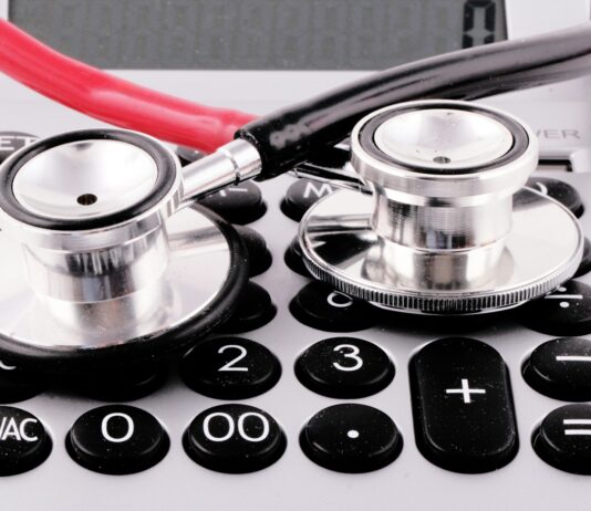 의료개혁 논의 본격화… 지역의사제·공공의대 다시 도마 위에 a stethoscope sitting on top of a calculator