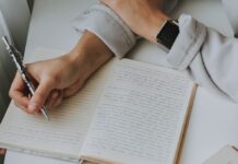 일상 속 작은 변화로 키우는 마음 건강…심리적 웰빙 실천법 주목 person writing on notebook beside mug