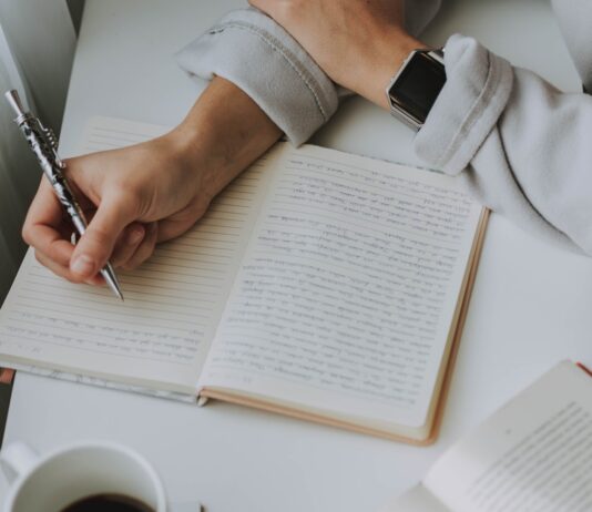 일상 속 작은 변화로 키우는 마음 건강…심리적 웰빙 실천법 주목 person writing on notebook beside mug