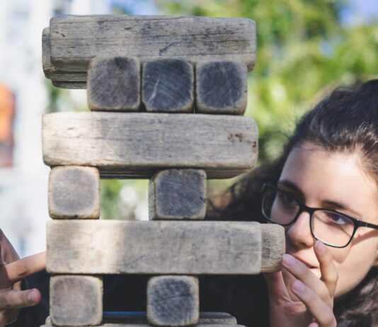 작은 잡념이 집중력을 무너뜨리는 ‘주의 누수’ 현상과 신경학적 배경 woman playing with wooden blocks