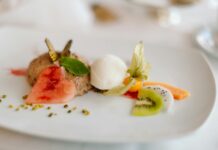 “균형 잡힌 식단, 작심삼일 없이 내 일상에 녹이기” a plate of food