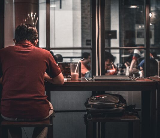 독립생활·1인 가구 증가와 건강리스크: 혼밥, 편의식사, 외로움이 몸에 미치는 영향 man sitting on brown wooden bar stool beside backpack on wooden bar stool