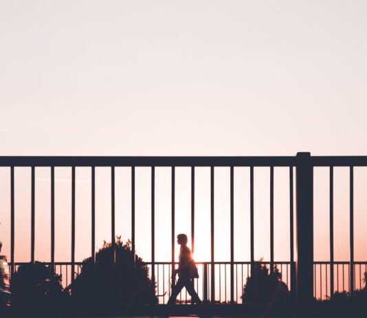 ‘근육이 곧 건강’—일상 속 근육 관리, 이제는 필수 습관입니다 silhouette of person walking on roadside during sunset