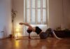 집에서도, 직장에서도… 일상에 스며드는 필라테스 열풍 A woman is doing a yoga pose on a mat