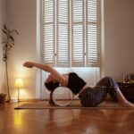 집에서도, 직장에서도… 일상에 스며드는 필라테스 열풍 A woman is doing a yoga pose on a mat