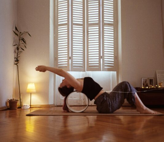 집에서도, 직장에서도… 일상에 스며드는 필라테스 열풍 A woman is doing a yoga pose on a mat
