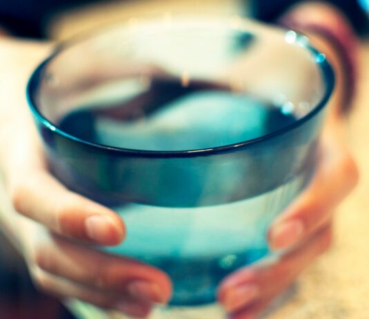 변화하는 일터, 건강 챙기는 직장인들의 새로운 습관법 full drinking glass