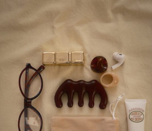 만성피로, 작은 변화로 쌓이는 활력…주목받는 ‘마이크로 루틴’ 실천법 Eyeglasses, comb, lotion, watch, and earbuds arranged flat lay.