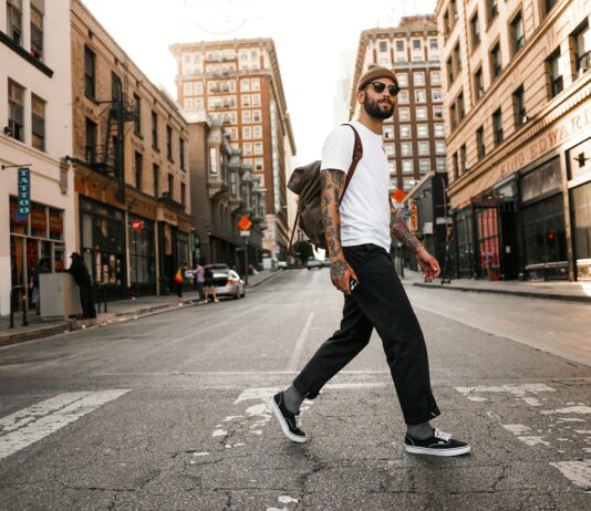 바쁜 일상 속 ‘걷기 습관’이 부른 건강 트렌드… 실천법과 생활 속 팁 man in white long sleeve shirt and black pants standing on road during daytime